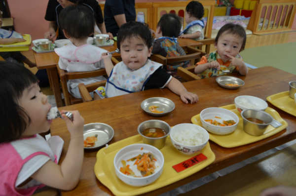 乳児　食事風景１